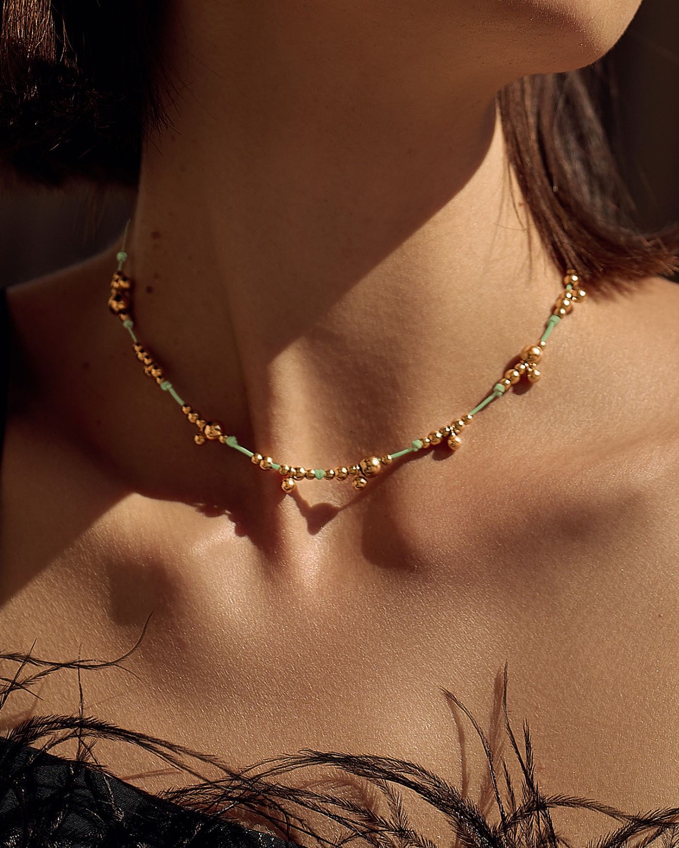 Halskette auf Pfefferminzer Kordel mit vergoldeten Kugeln  - 4