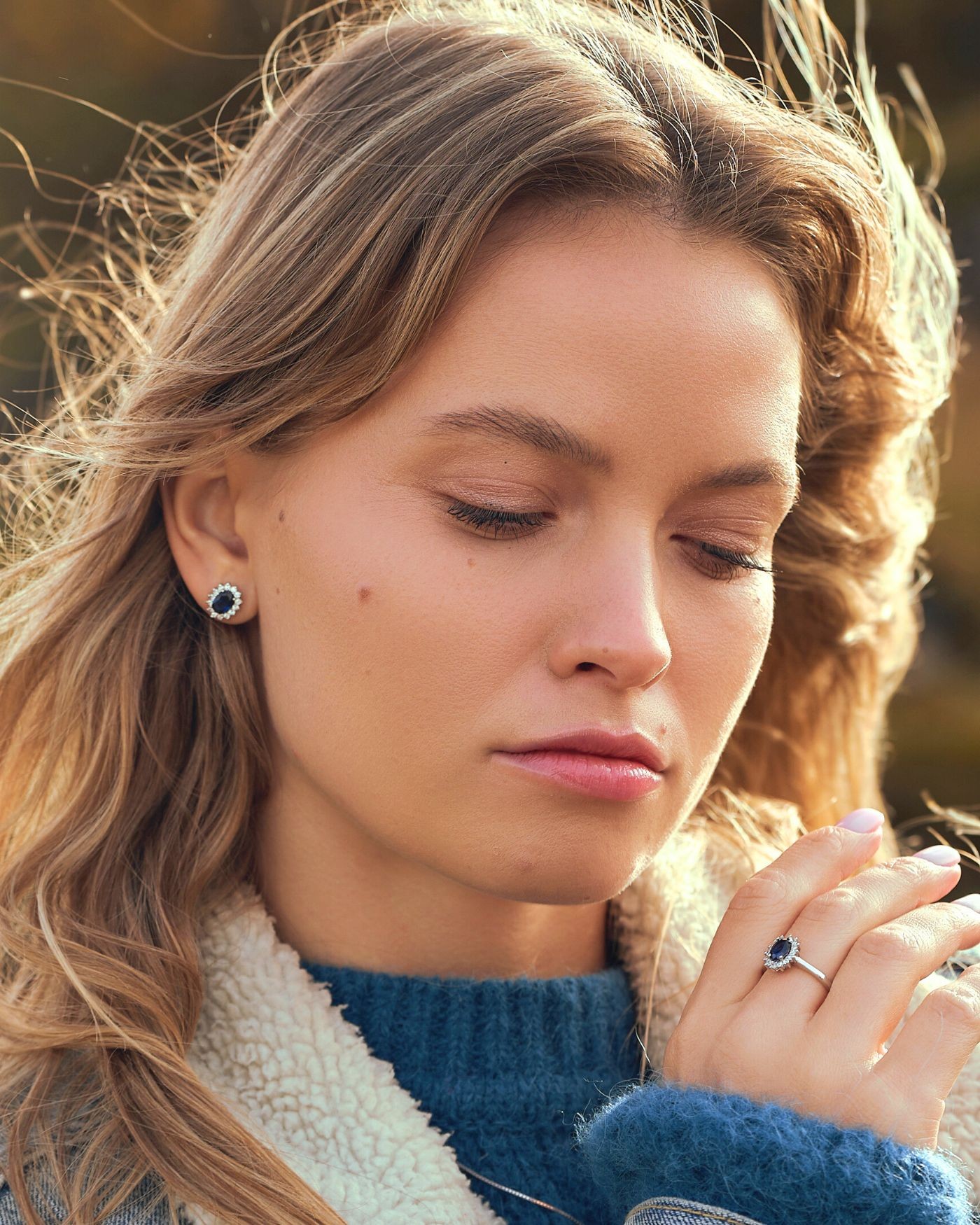 Orecchini Kate in argento sterling rodiato con zirconi di colore zaffiro  - 1