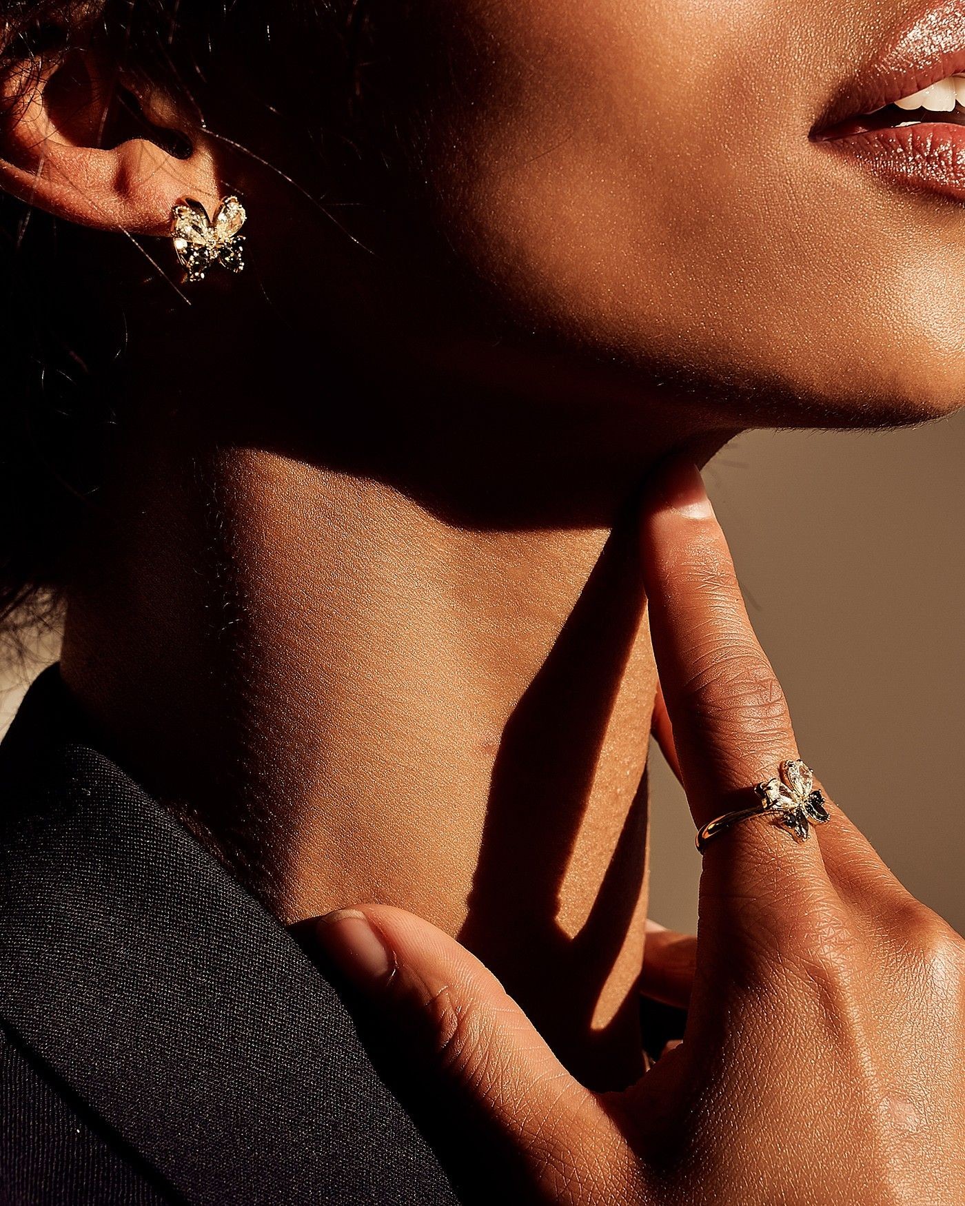 Mini Hoop Schmetterlingsohrringe Farfalla mit Schwarzen und Olivin Zirkonia  - 1