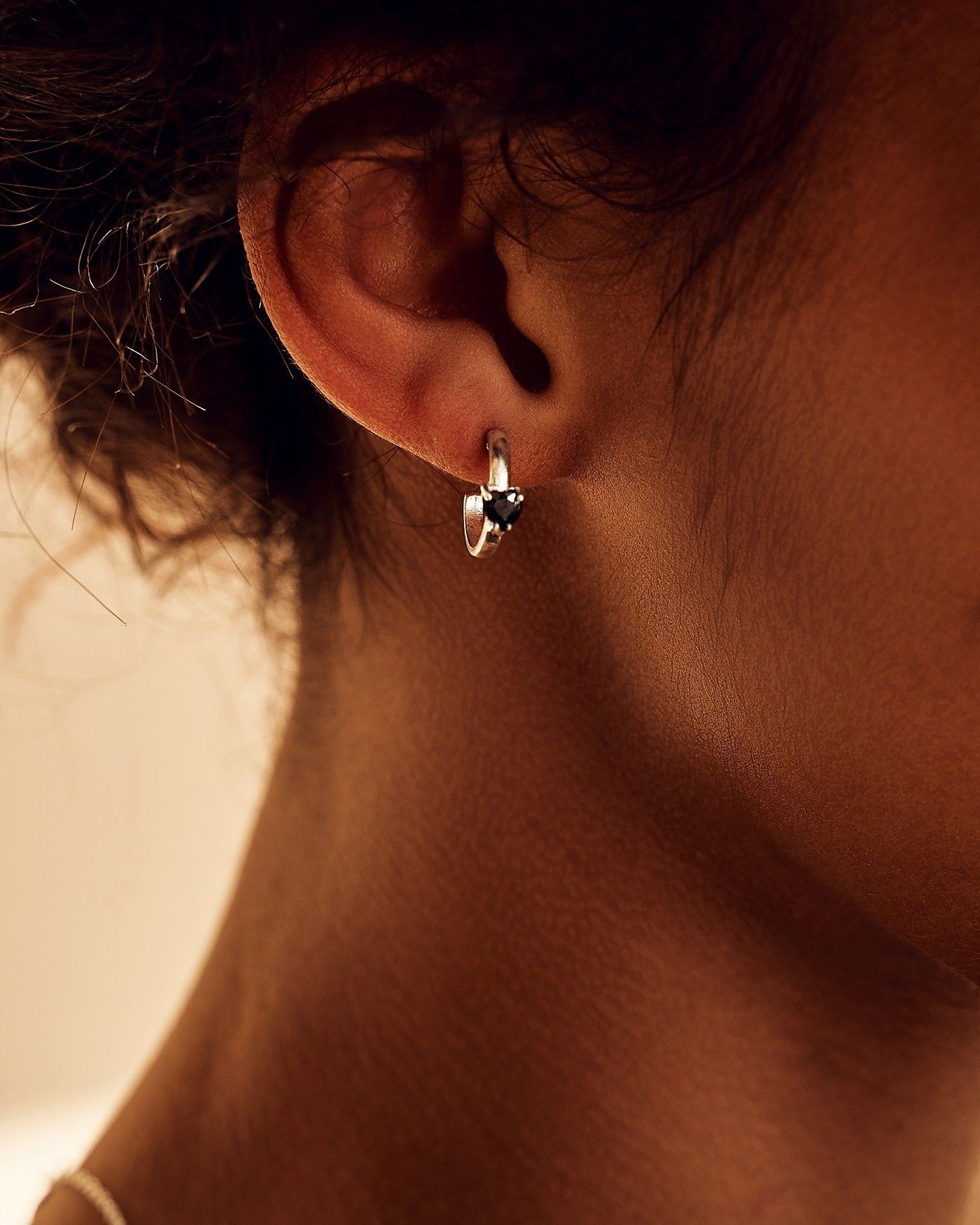 Orecchini Raffinata Mini Hoop con cuore nero  - 4